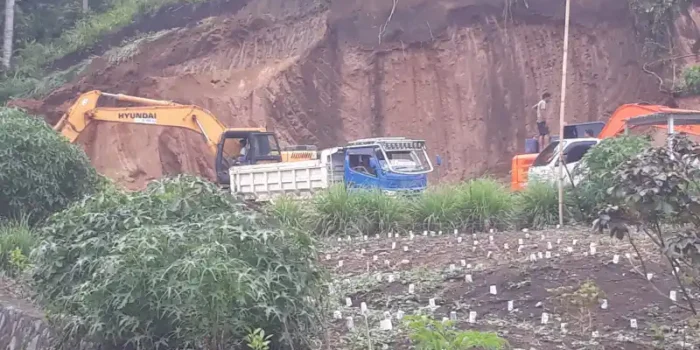 Aktivitas Pengerukan Tanah Ilegal