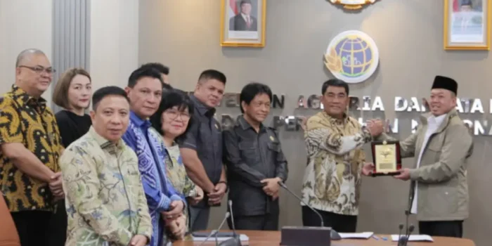 Persetujuan RTRW Provinsi Sulawesi Utara resmi diterima Gubernur Yulius Selvanus dari Menteri ATR/BPN