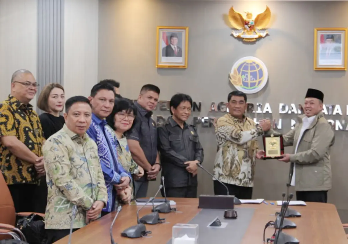 Persetujuan RTRW Provinsi Sulawesi Utara resmi diterima Gubernur Yulius Selvanus dari Menteri ATR/BPN