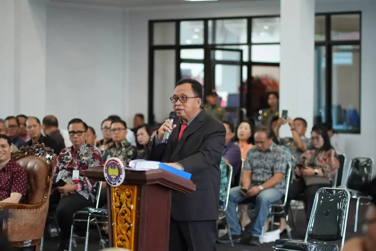 Robby Dondokambey Cum Laude