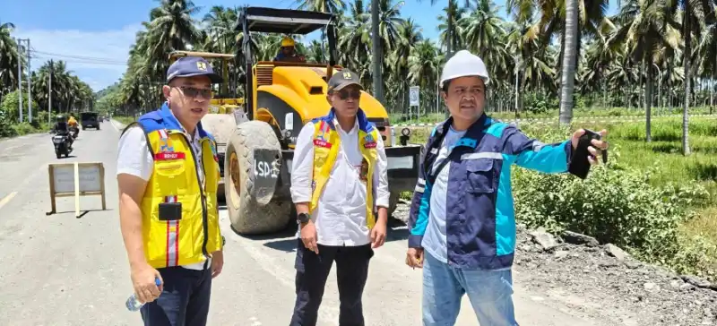 Kepala BPJN Sulut Handiyana dan Kasatker PJN II turun langsung ke lapangan cek Progres perbaikan jalan