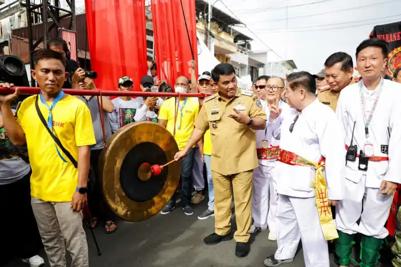 Cap Go Meh 2577 dihadiri Gubernur Sulut Yulius Selvanus