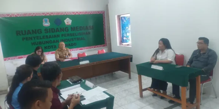 Suasana mediasi di ruang sidang mediasi kantor Disnaker Manado