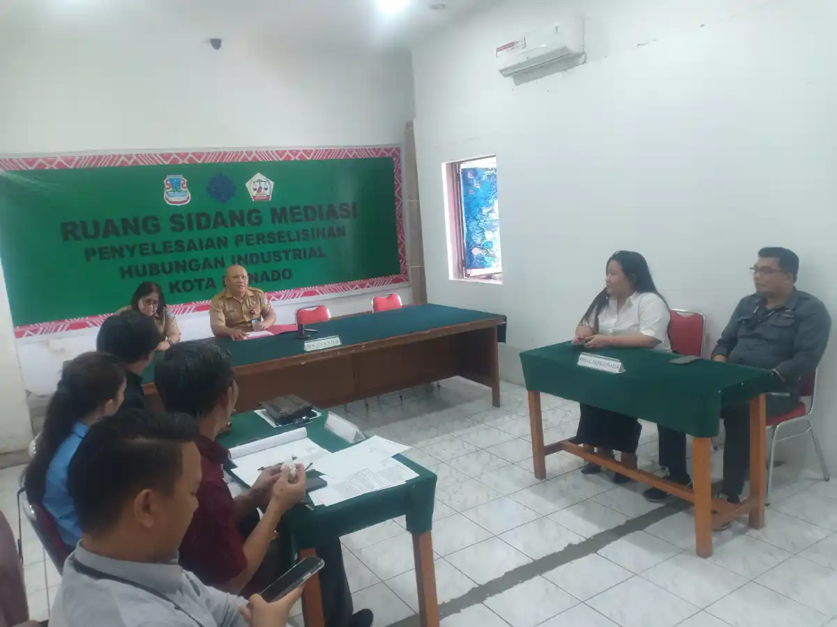 Suasana mediasi di ruang sidang mediasi kantor Disnaker Manado