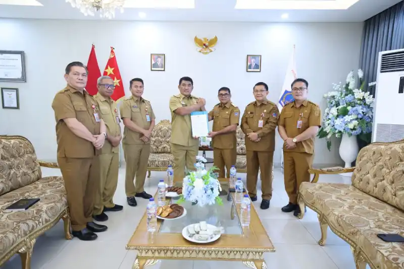 Gubernur Yulius Selvanus tunjuk Heronimus Makainas Plt Bupati Sitaro