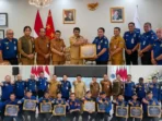 Gubernur Yulius berikan penghargaan kepada personil Damkar Manado