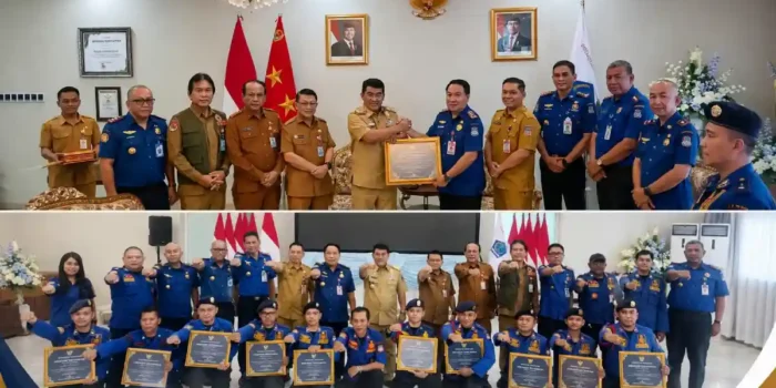 Gubernur Yulius berikan penghargaan kepada personil Damkar Manado