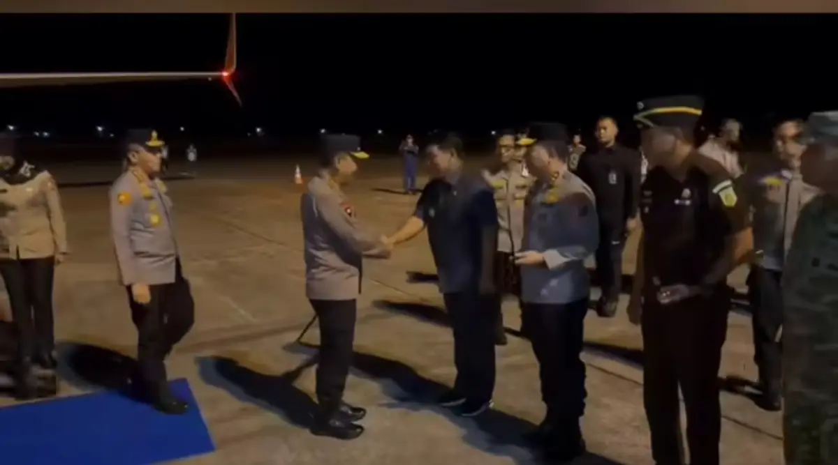 Foto: Kapolri Listyo Sigit saat tiba di Manado disambut Gubernur Yulius Selvanus dan Forkopimda beserta jajaran.