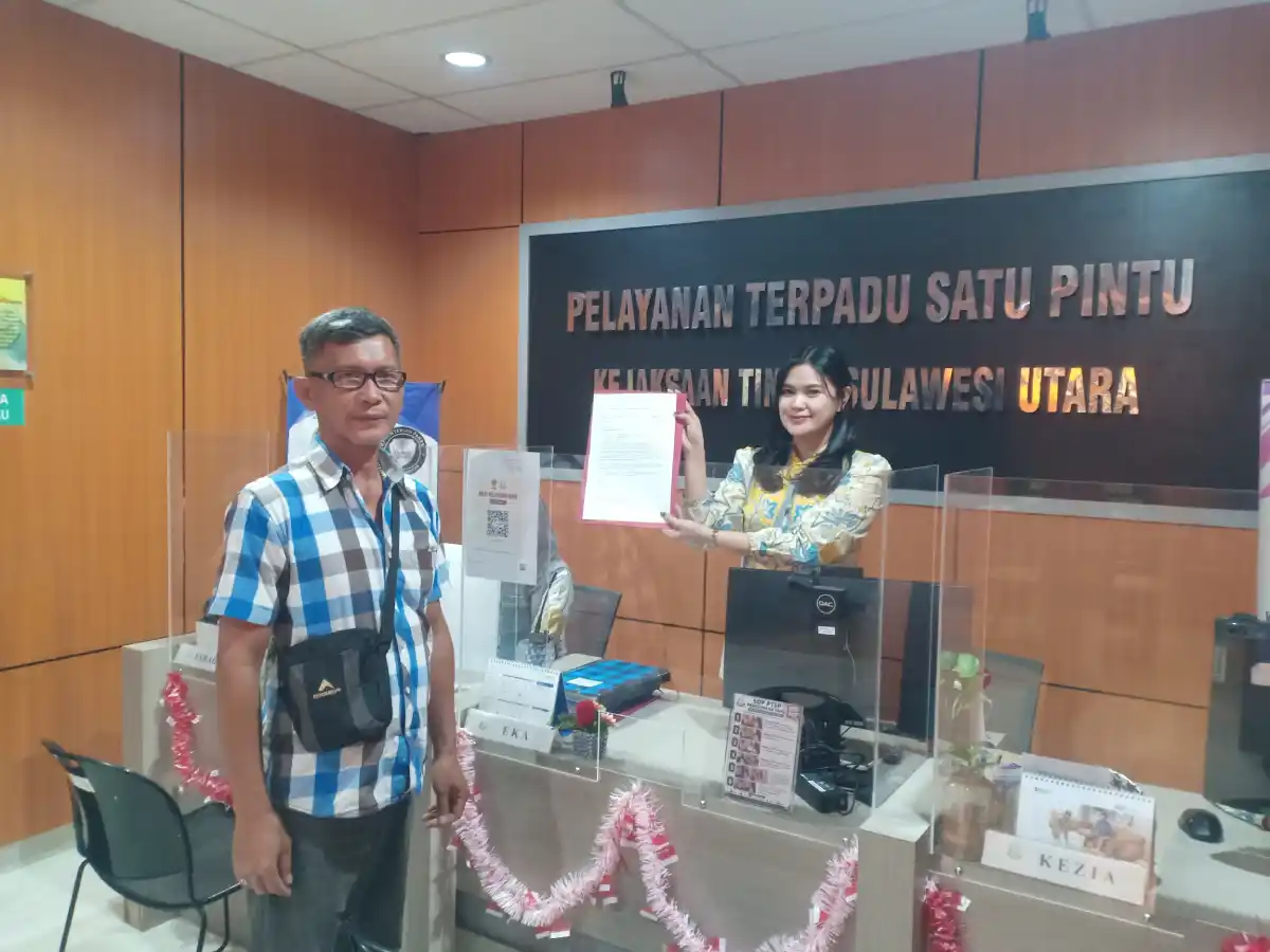 Aktivis Fredy Legi saat menyerahkan Lapdu di PTSP Kejati Sulut, Rabu (19/08/2026)