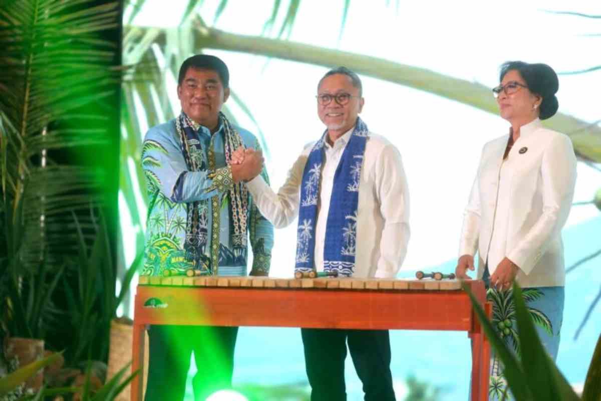 Menteri Koperasi didampingi Gubernur Yulius Selvanus