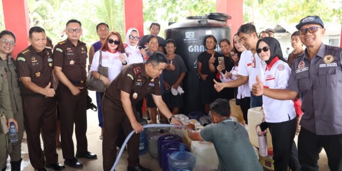 Kejati Sulut Salurkan Air Bersih