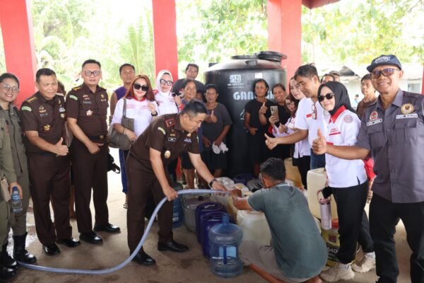Kejati Sulut Salurkan Air Bersih